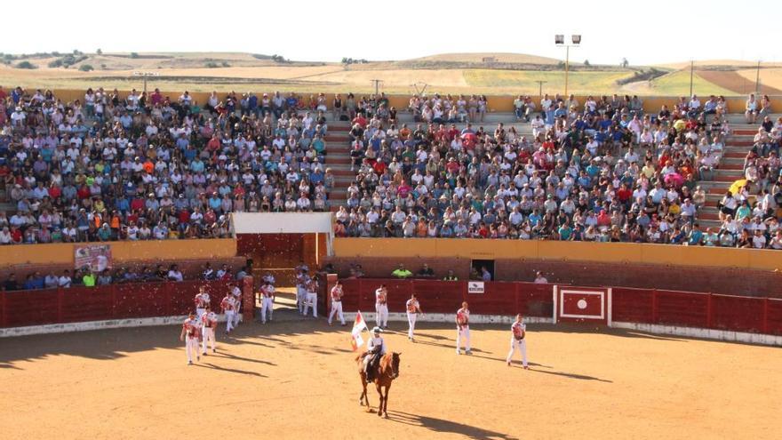 Comienzo del concurso de cortes de Fuentesaúco con la plaza llena.