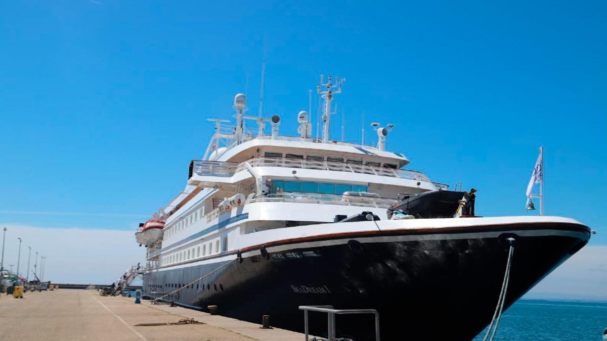 El creuer Seadream amarrat al port de Roses