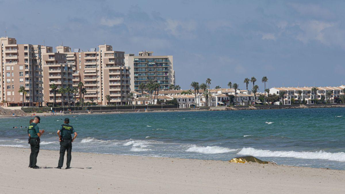 El cuerpo de una de las personas que apareció en una playa de La Manga. /  LOYOLA PEREZ DE VILLEGAS MUÑIZ