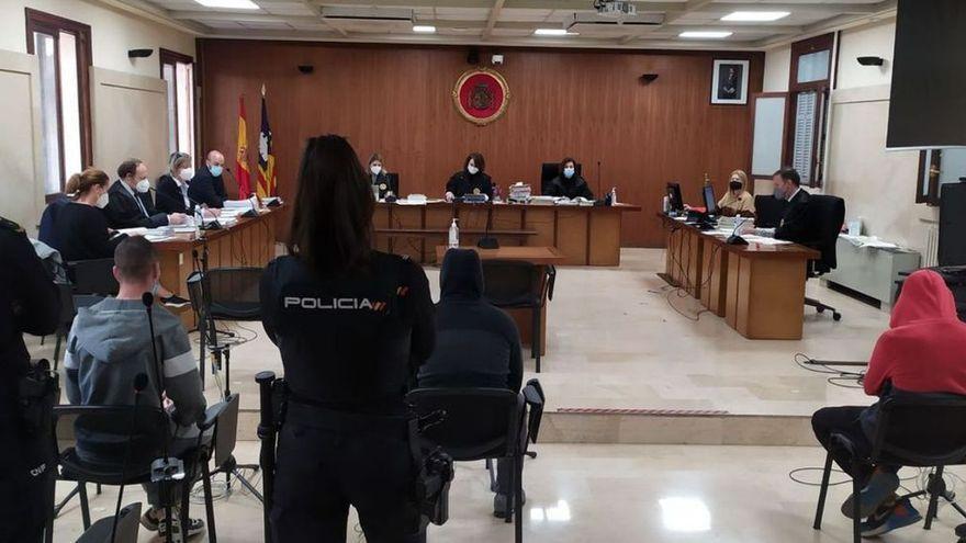 Die drei Angeklagten bei einem Gerichtstermin im Februar 2022 in Palma de Mallorca