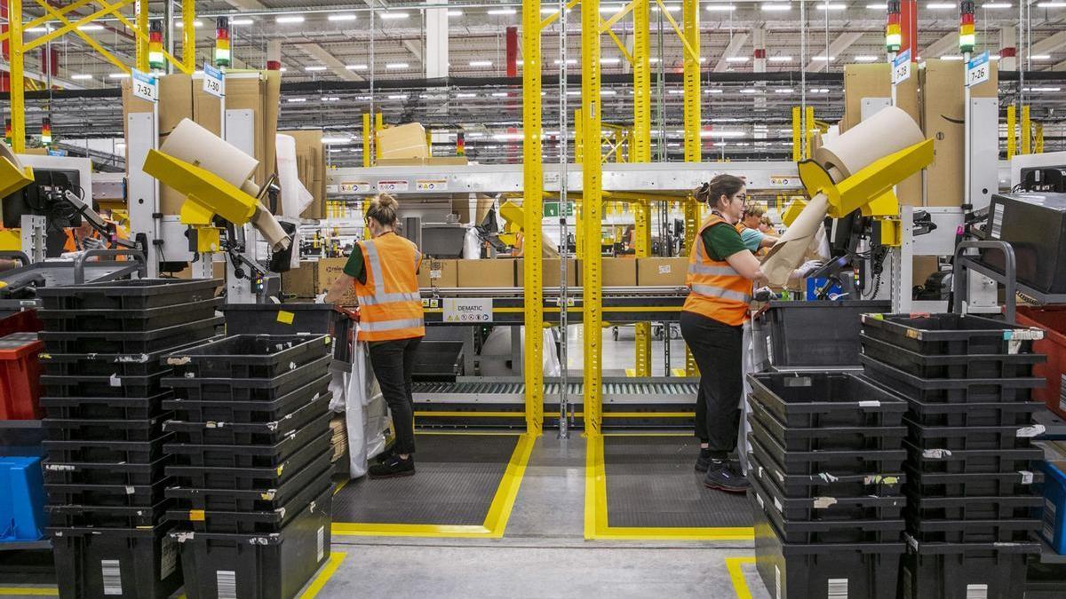 Empleados de Amazon en una factoría de Zaragoza.