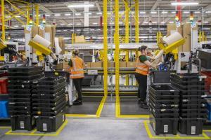 Empleados de Amazon en una factoría de Zaragoza.