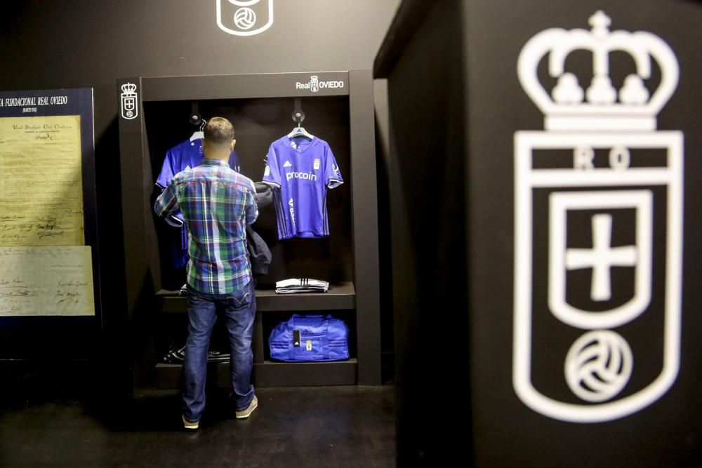 Primer día de venta de la nueva equipación del Real Oviedo