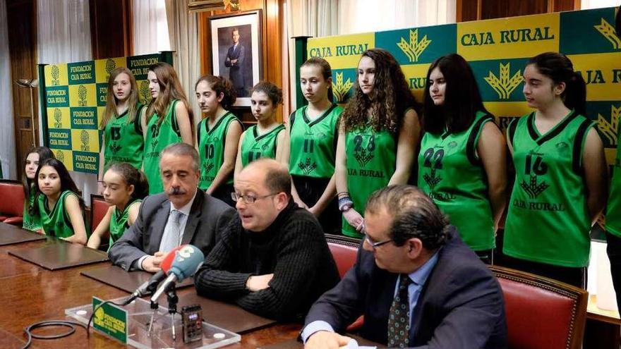 Las jugadoras del Caja Rural Zamarat junto a los representantes del club, los patrocinadores y las instituciones.