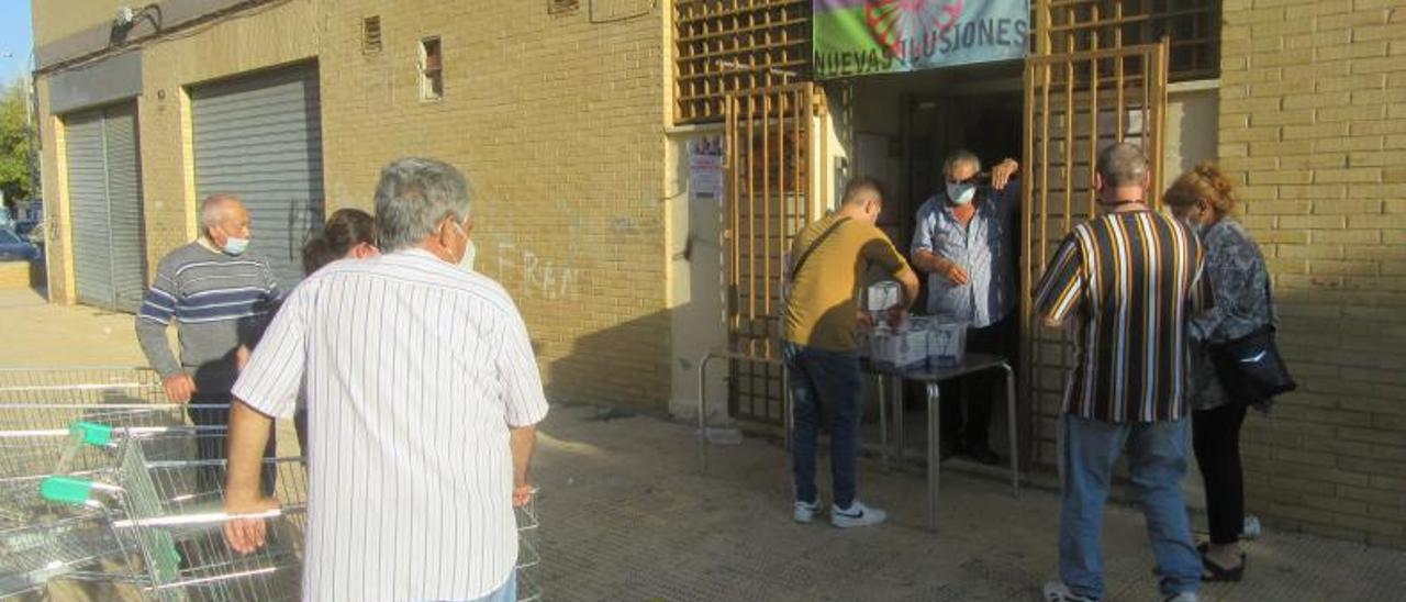 Reparto de alimentos en la sede de Nuevas Ilusiones. | V. RUIZ SANCHO