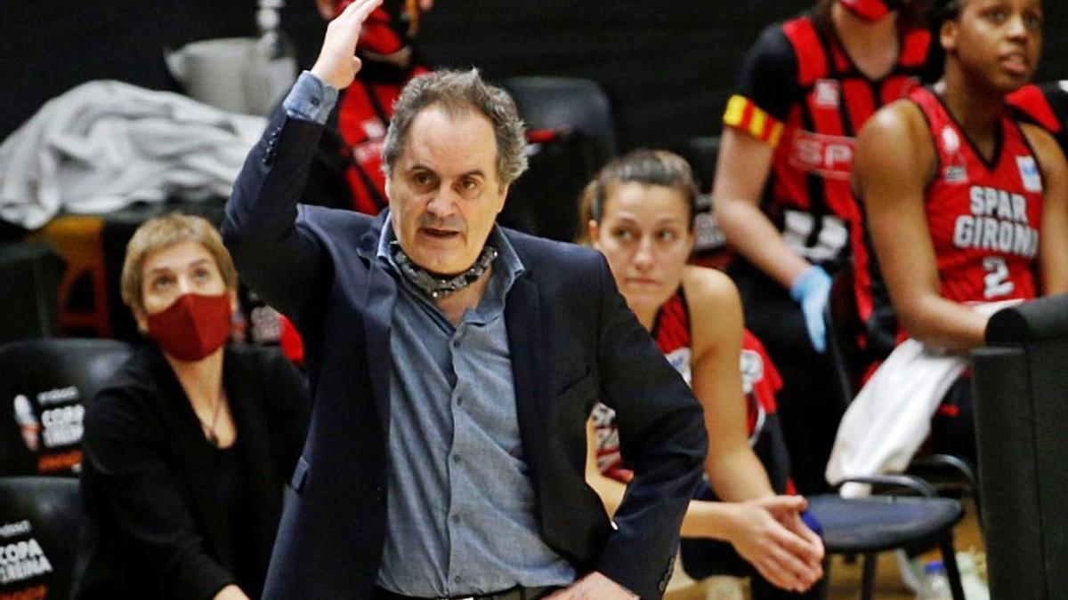 Alfred Julbe, todo un mito del baloncesto español, protagonizará el último partido del Zamarat en el Angel Nieto en la máxima categoría del basket femenino español. | Efe