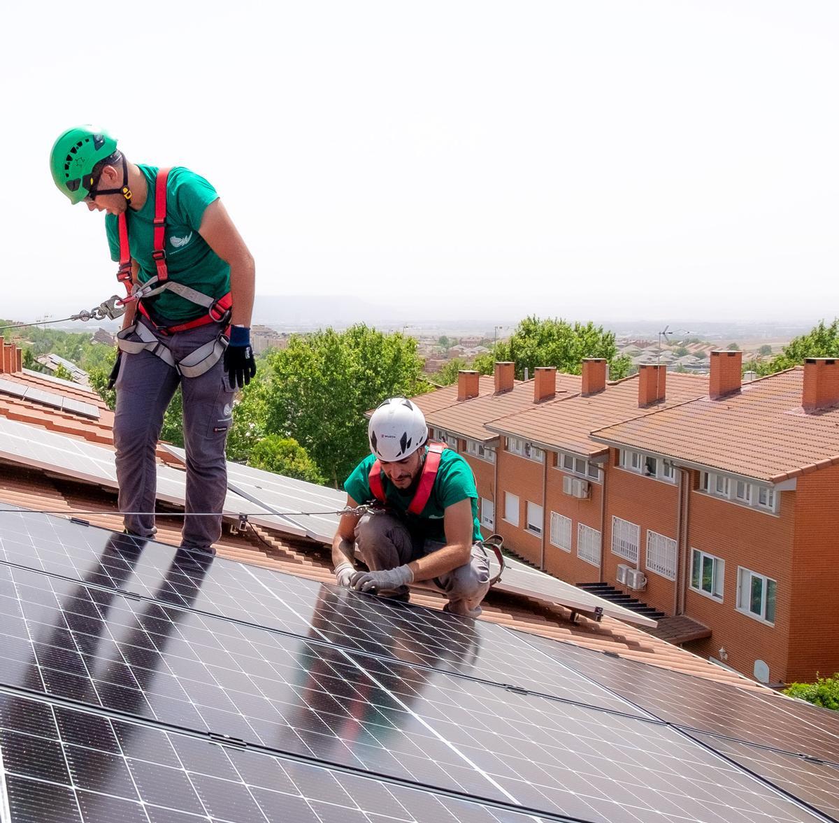 Profesionales de Cambio Energético realizando trabajos en un tejado.