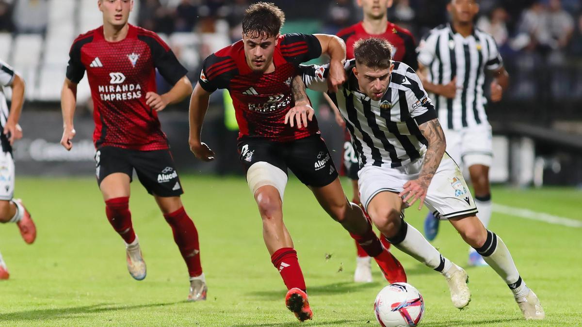 El albinegro Raúl Sánchez, autor de dos goles en la victoria al Sporting, pugna con un jugador del Mirandés durante el encuentro de la primera vuelta.