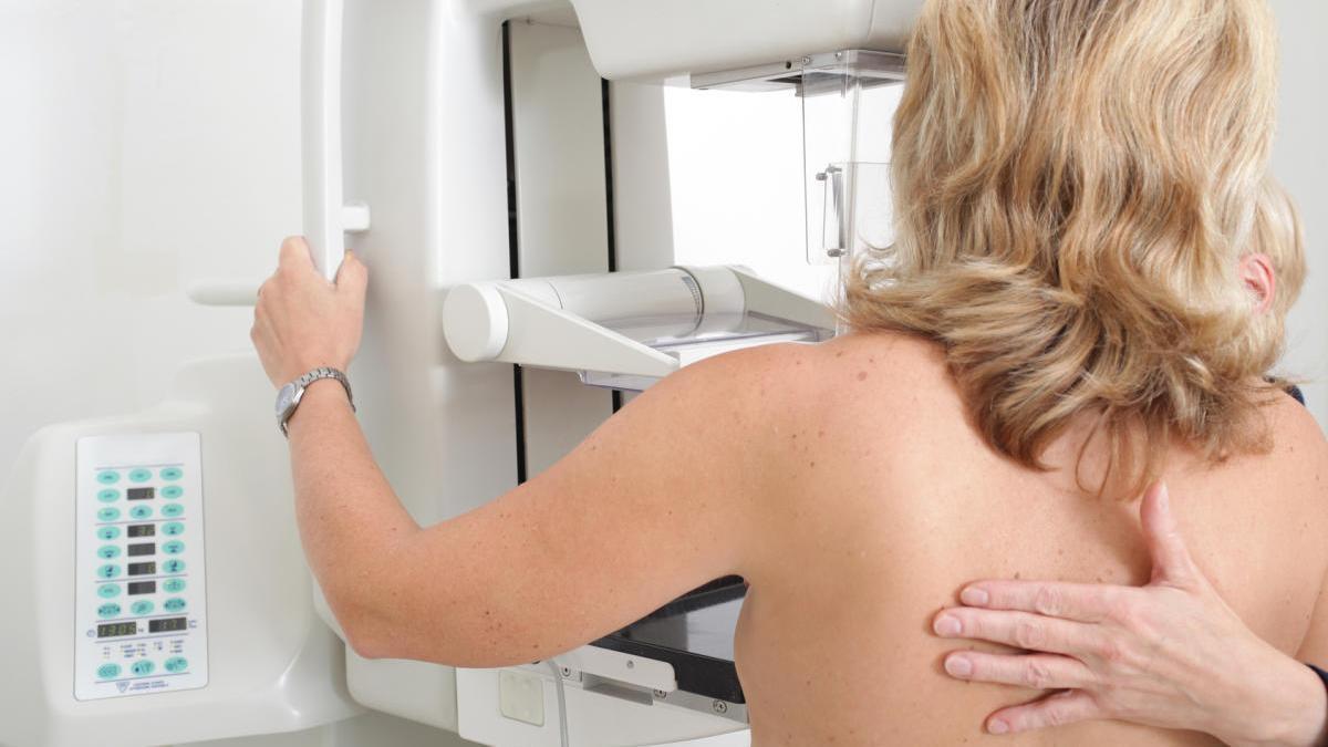 Mujer sometiéndose a una mamografía.