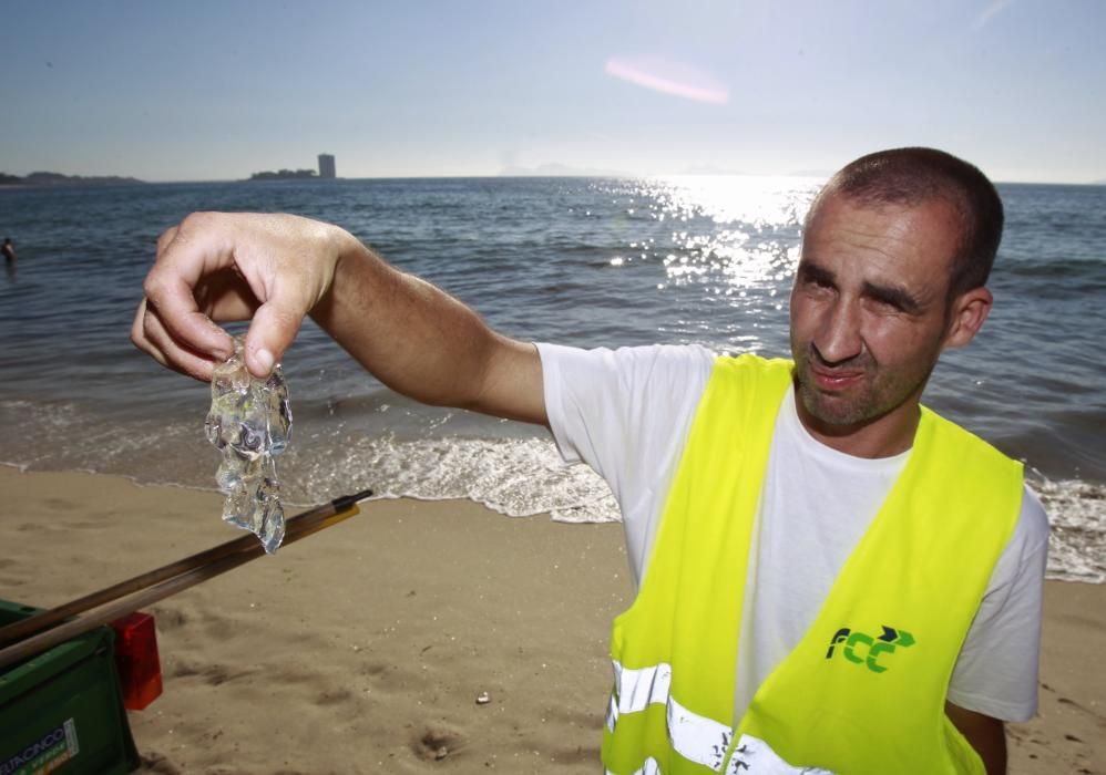 Plaga de medusas en la playa de Samil