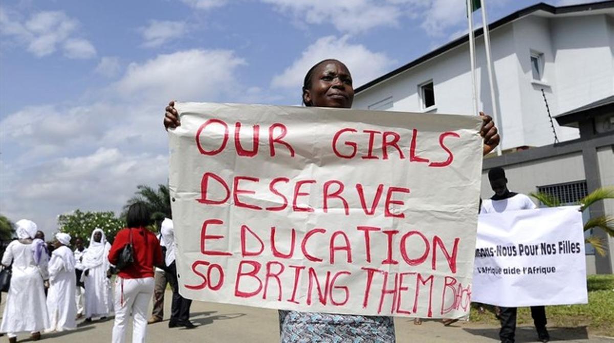 Una dona sosté una pancarta per l’alliberament de les nenes segrestades, a Abidjan (Costa d’Ivori), aquest dilluns.
