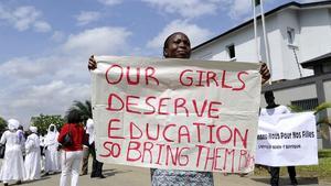 Una dona sosté una pancarta per l’alliberament de les nenes segrestades, a Abidjan (Costa d’Ivori), aquest dilluns.