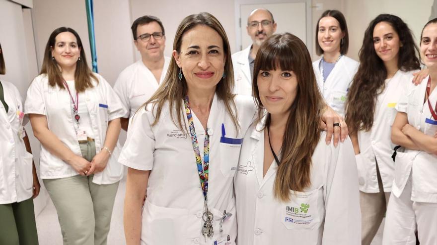 María Ángeles Castaño y María Ángeles Núñez (primera fila) junto al equipo de Ginecología en el paritorio de la Arrixaca.