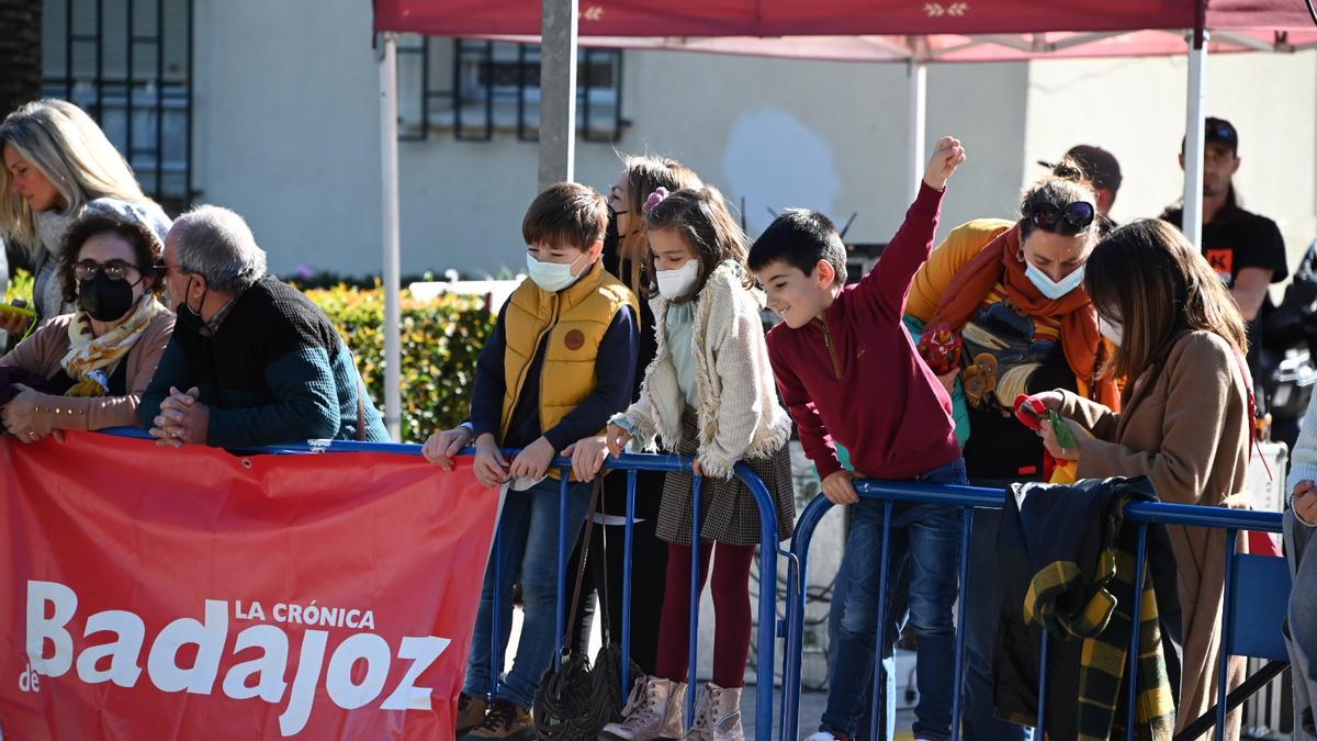 Varios niños animan la llegada en la meta del Maratón y el Medio Maratón.