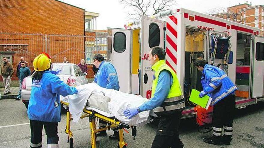 Cae desde un sexto piso de un edificio de Pumarín y se salva gracias al tendejón de un patio