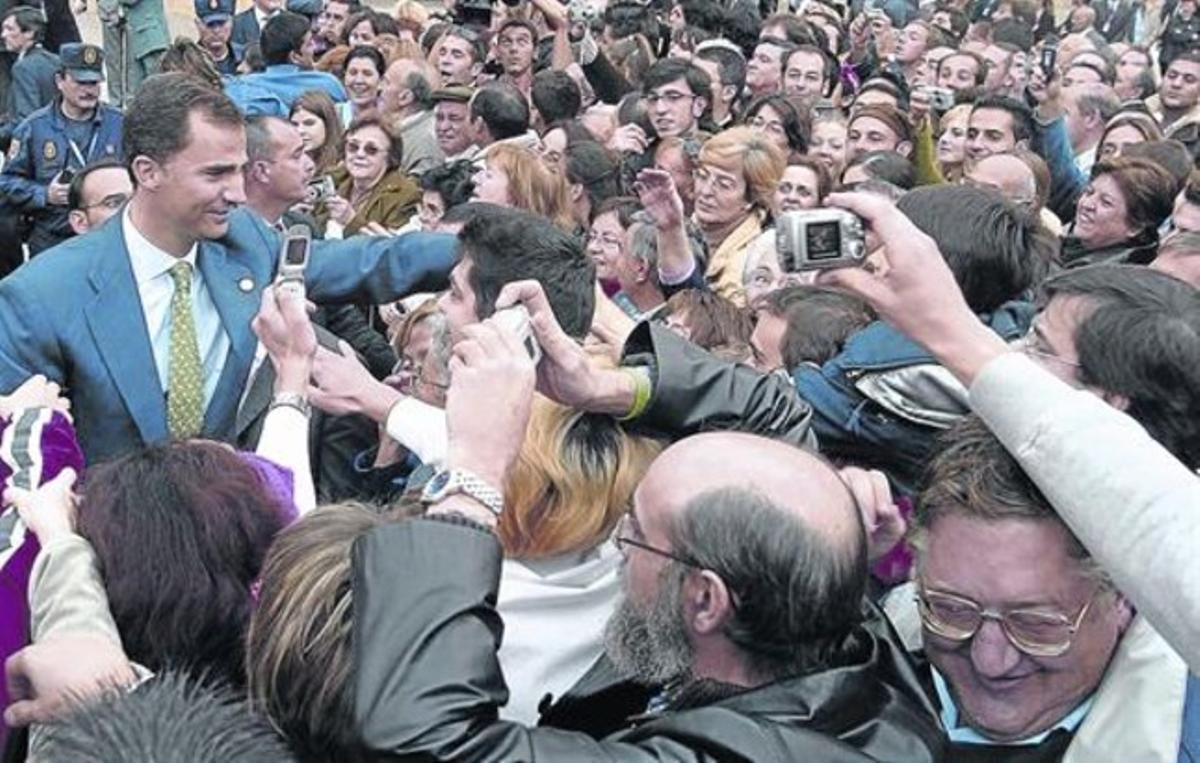 Felipe de Borbón saluda al público congregado tras una cumbre internacional en Salamanca.