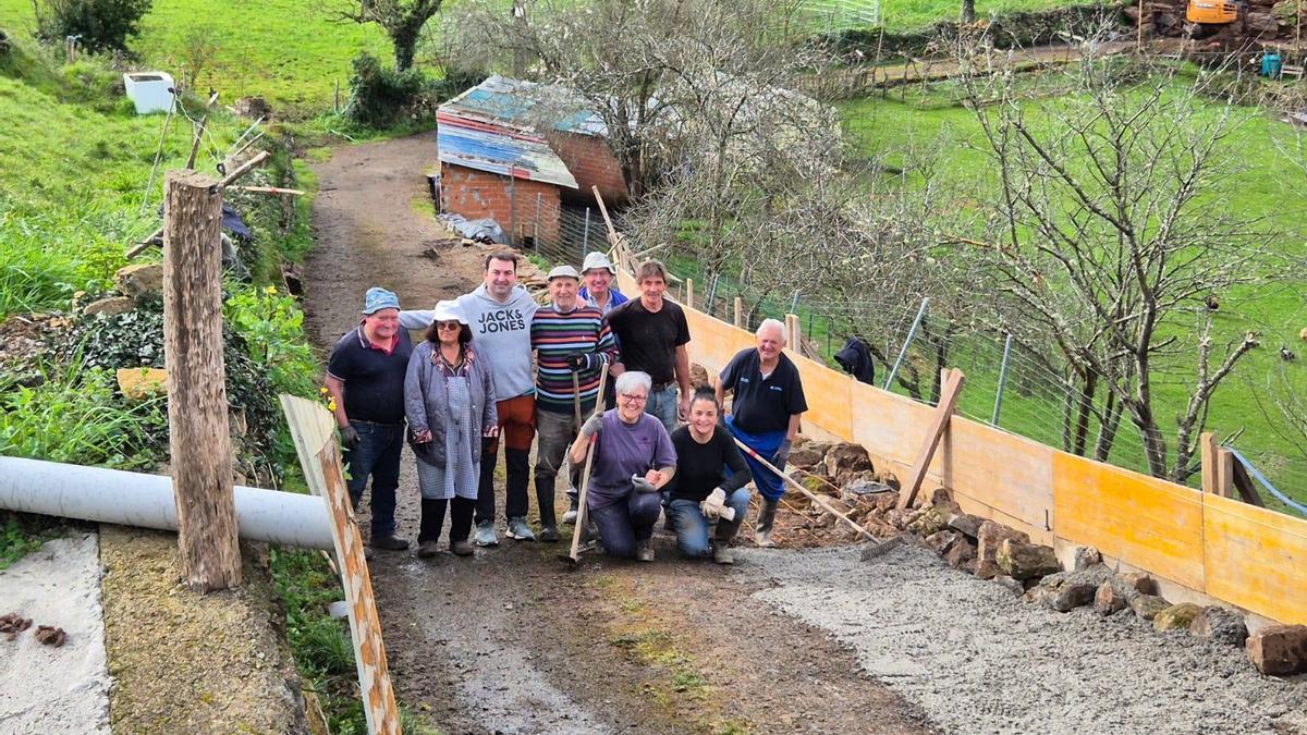 Los vecinos participantes en la última sextaferia posan con el alcalde de Salas, Sergio Hidalgo.