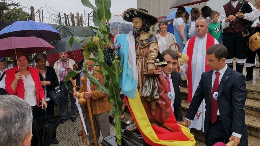 Salida bajo la lluvia de la procesión de Santiago Peregrino. // Santos Álvarez