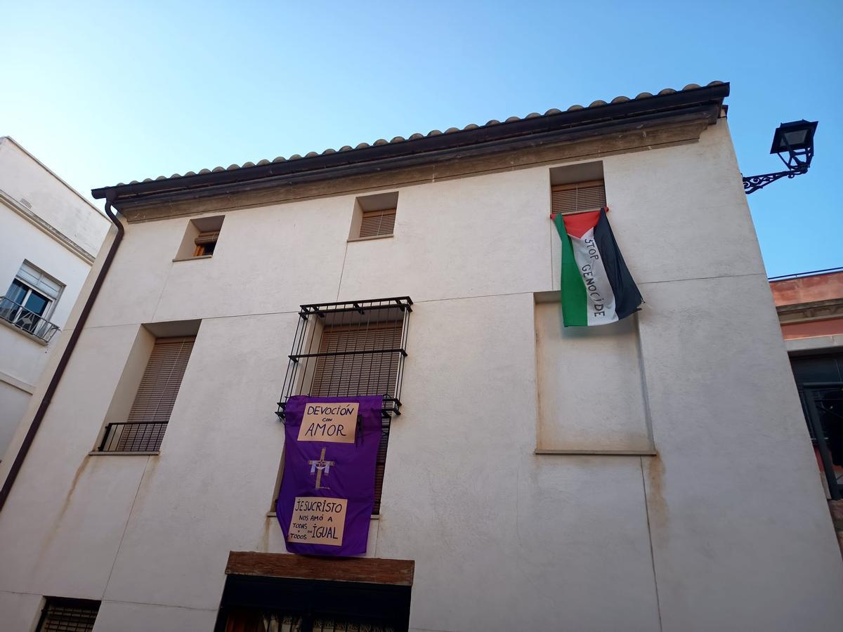 Una imagen de las pancartas colocadas sobre una banderola en una casa.
