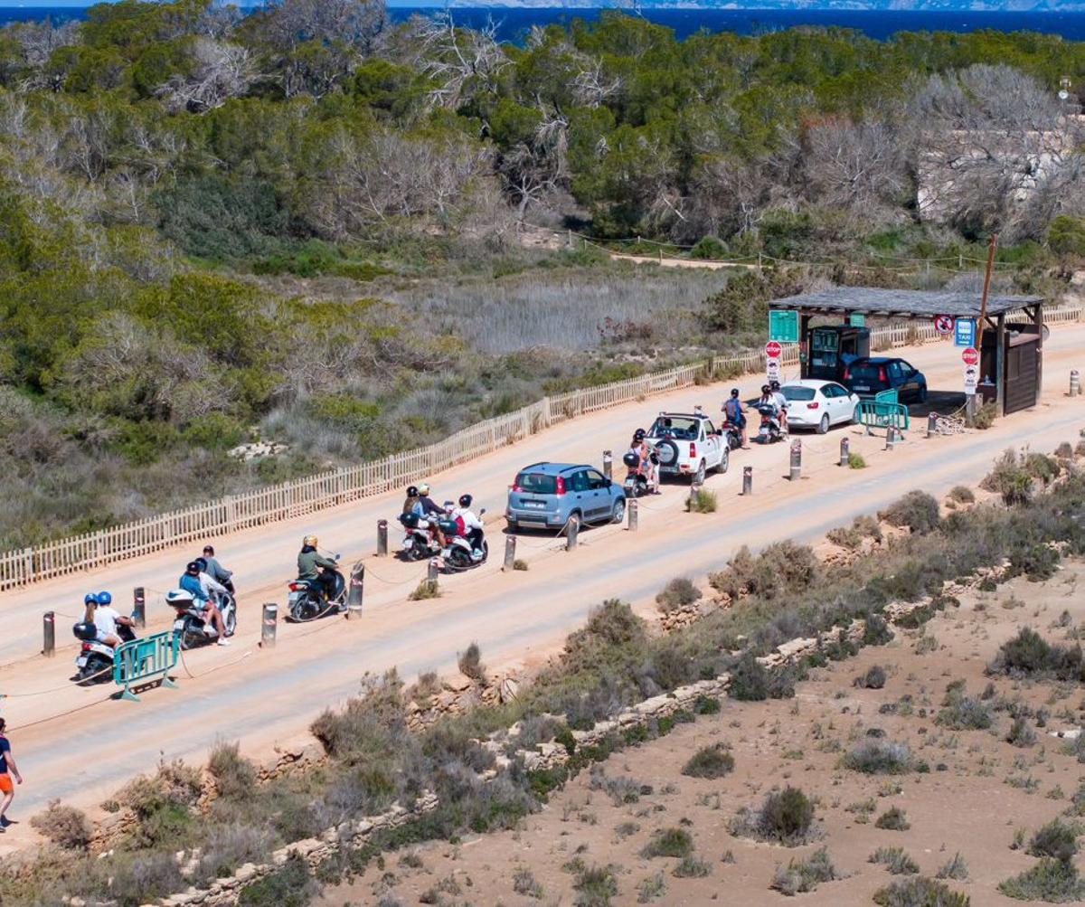 Imagen de archivo del control de acceso a las playas de ses Illetes. | GERARDO FERRERO