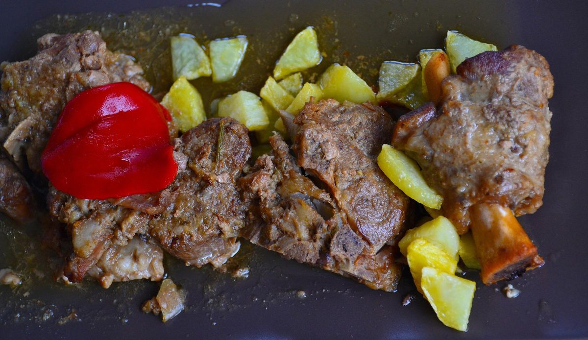 Cabritín guisado con patatinos, uno de los platos que más gustan a los clientes del Bar Camacho.