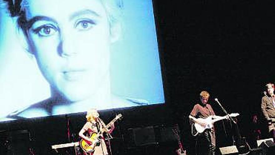 Dean &amp; Britta, ayer, durante el concierto celebrado en la Laboral.