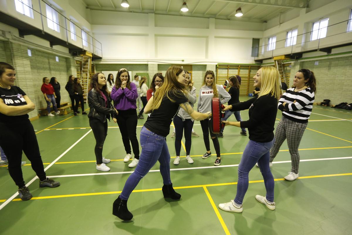 Alumnas del ciclo de Igualdad del IES Victoria Kent de Elche, en imagen de archivo