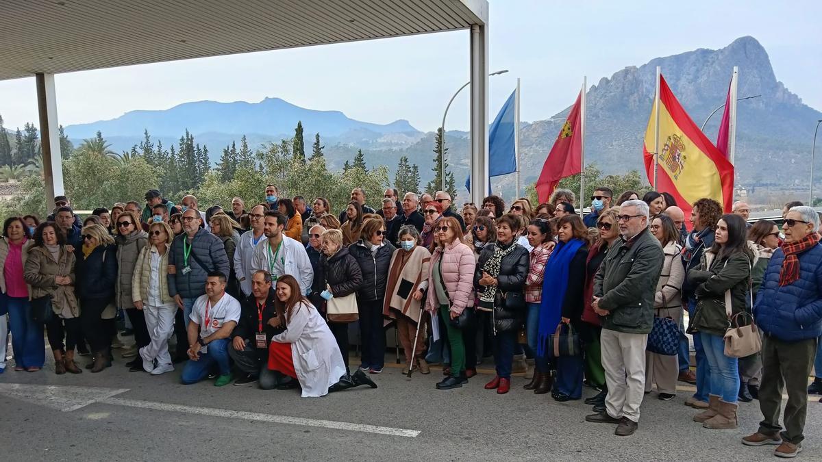 Concentración en las puertas del Hospital Lorenzo Guirao de Cieza