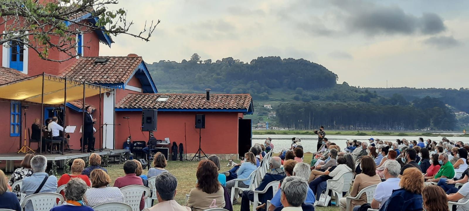 El impresionante escenario de la clausura del Festival de la Ría, en Villaviciosa