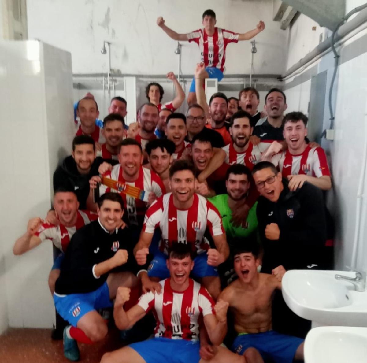 Los jugadores del CD Onda celebran en el vestuario del Paterna el pase a la final de la V La Nostra Copa.