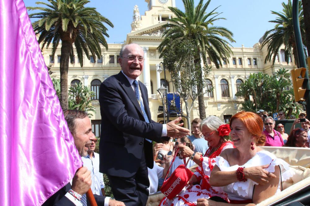 Con la entrega de la bandera de la ciudad a Andrés Olivares ha comenzado la romería hasta la Basílica de la Victoria este sábado por la mañana