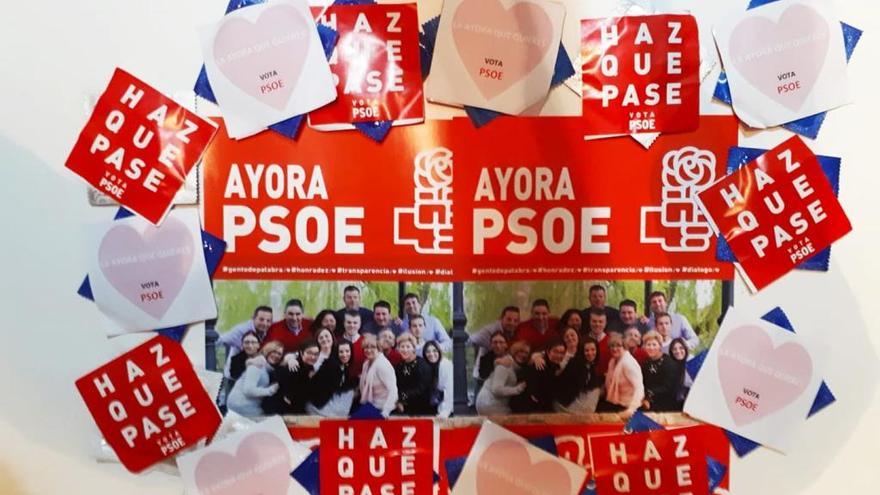 Candidatura socialista a Ayora con un montaje en la que figuran los preservativos