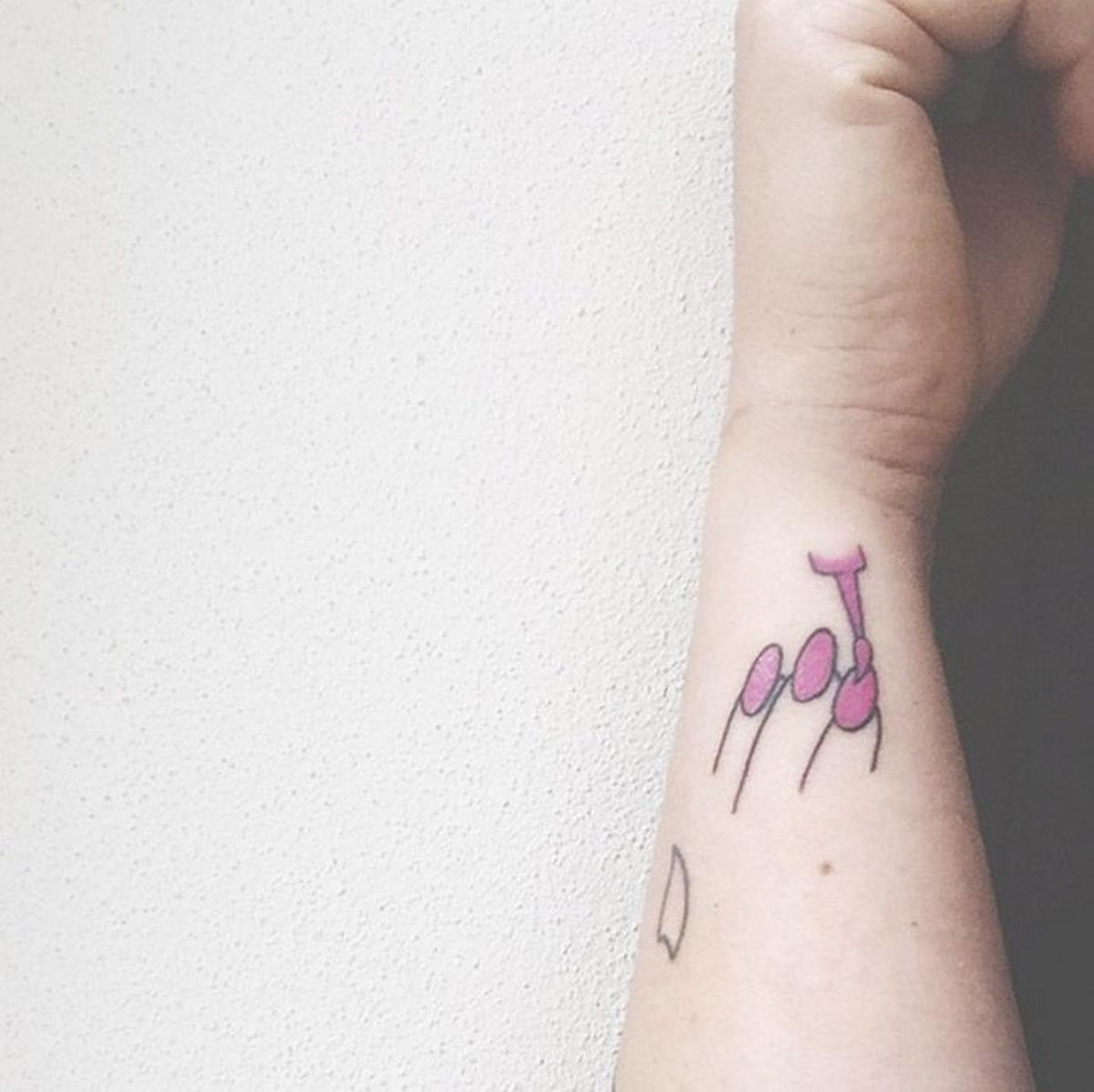 Tatuajes con emojis: pintauñas