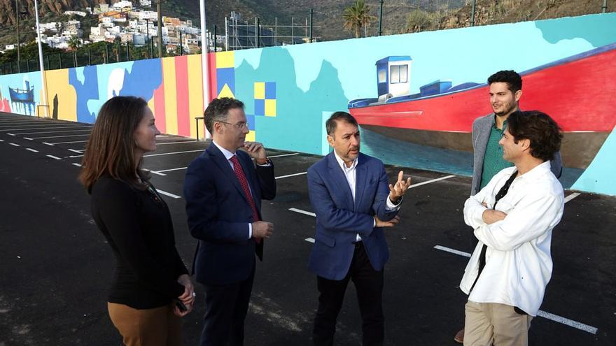 Santa Cruz inaugura un mural en el aparcamiento de la playa de Las Teresitas