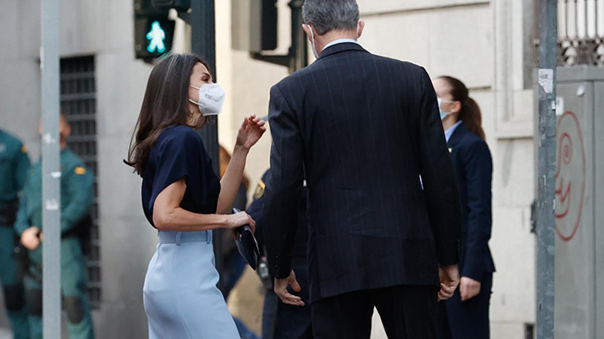 La reina Letizia sorprende con la falda azul celeste más veraniega que comparte con otras dos 'royals'