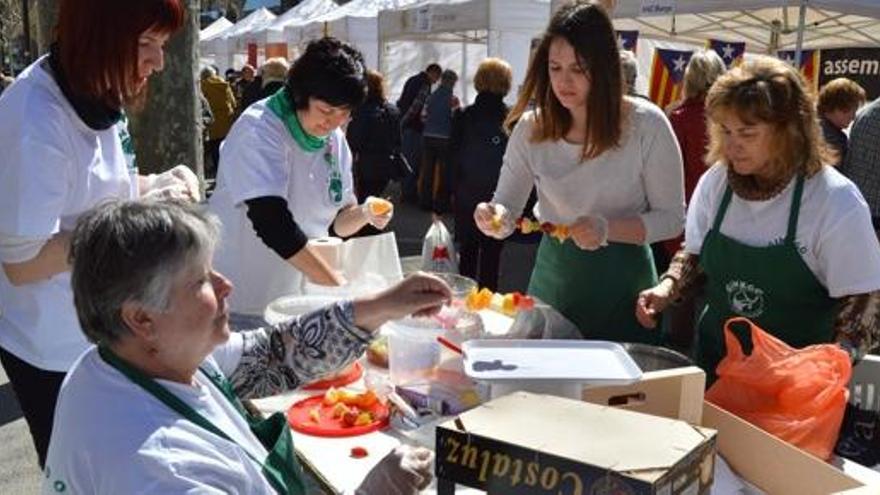 Membres de Ginkgo preparant broquetes de fruita