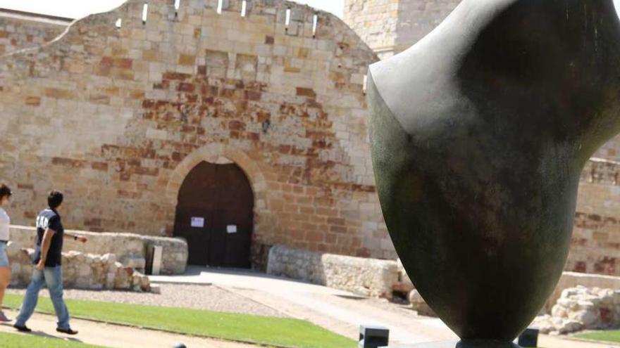 Una escultura de Lobo en el entorno del Castillo de Zamora.