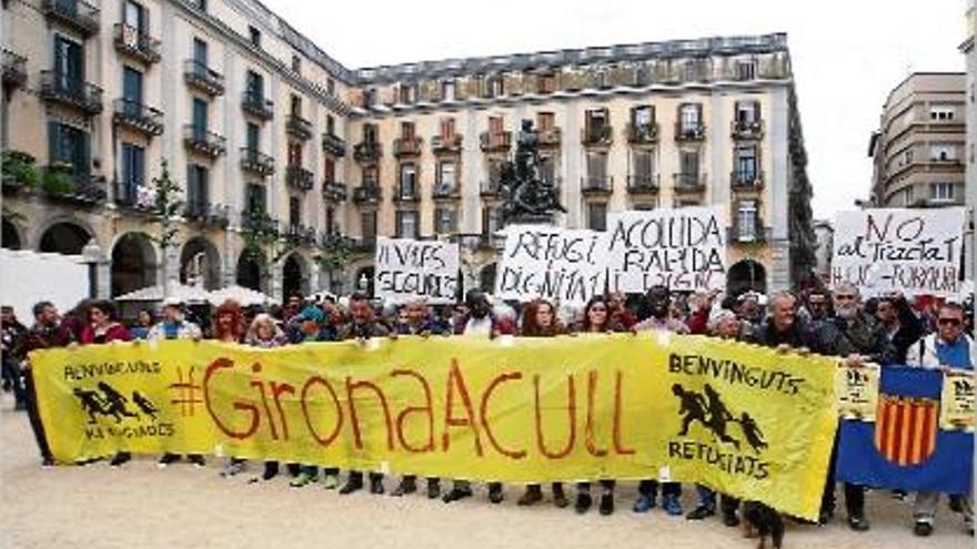 Els assistents a la manifestació, a punt per començar el recorregut des de la plaça de la Independència.