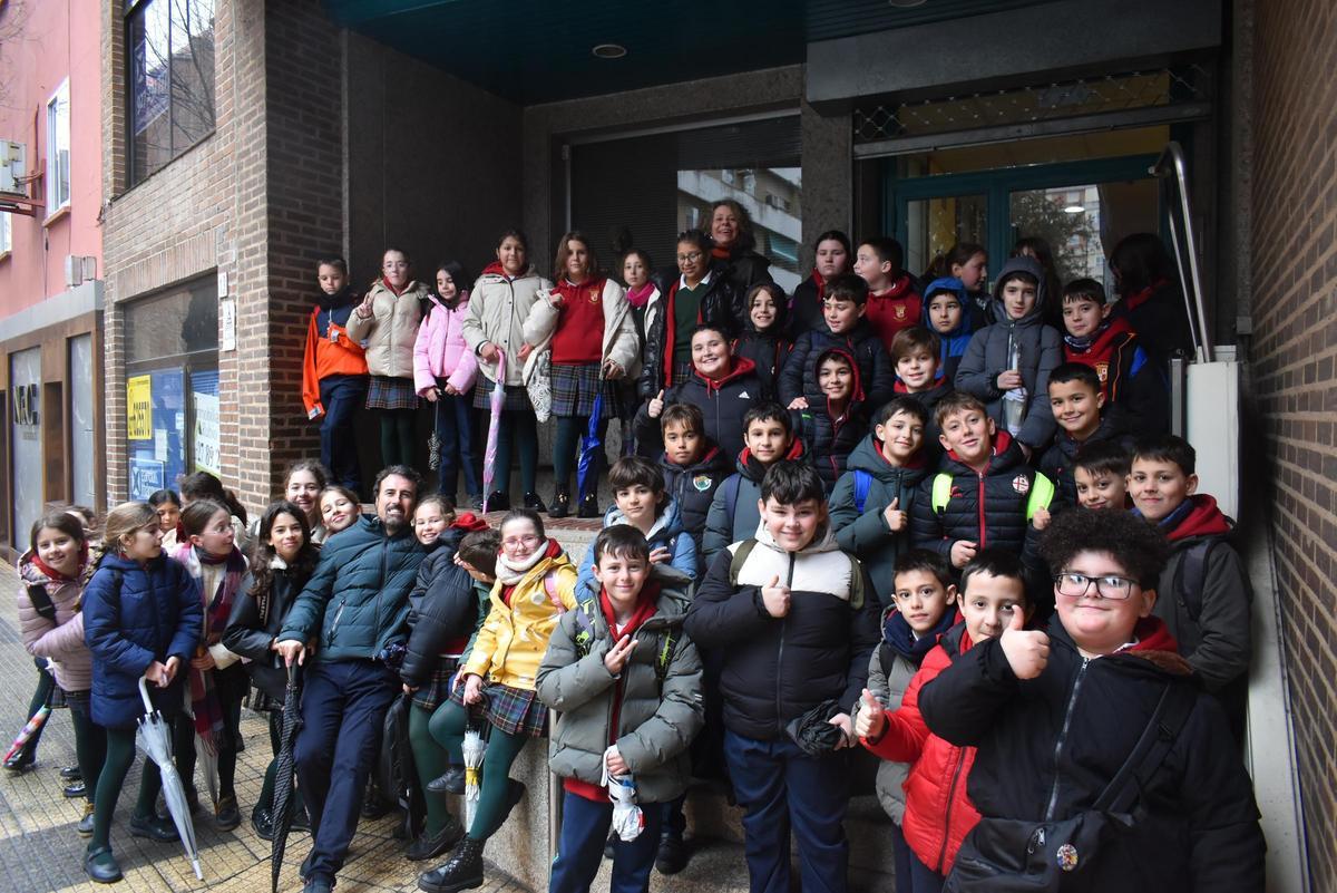 Fotogalería | El colegio María Auxiliadora de Cáceres visita El Periódico Extremadura