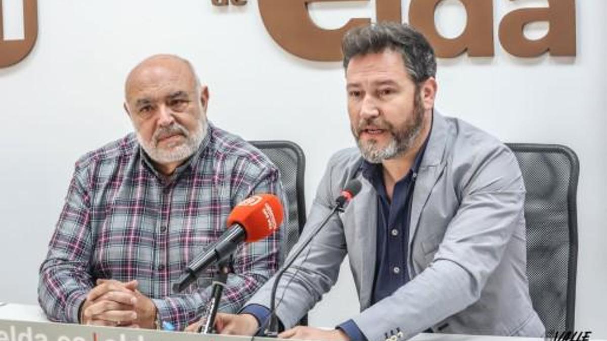 José Joaquín Poveda Marco y Fran Muñoz en una rueda de prensa en el Ayuntamiento de Elda.