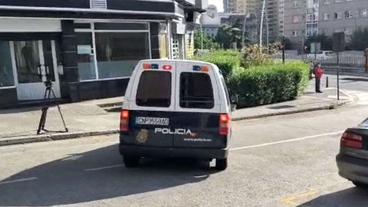 Llegada a los juzgados de A Coruña de los detenidos por el crimen de Samuel Luiz.