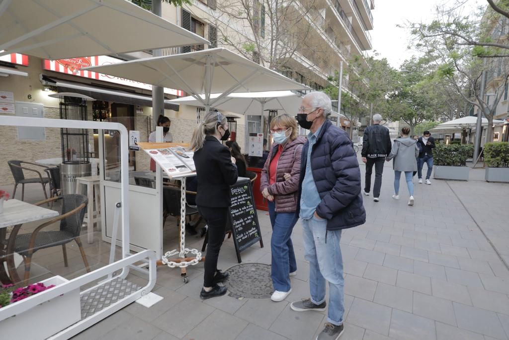 Terrazas llenas en la reapertura nocturna de los restaurantes