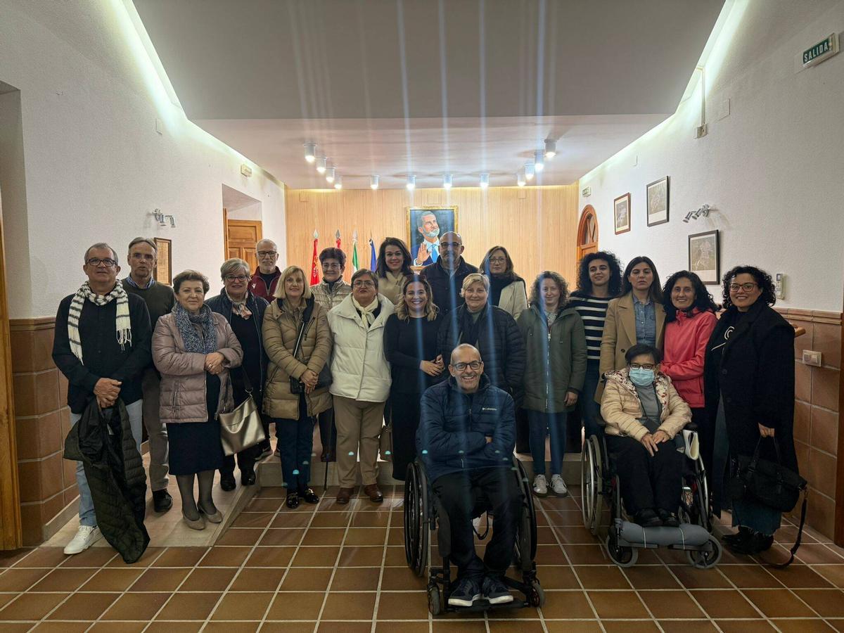 Autoridades locales, representantes de asociaciones y vecinos.