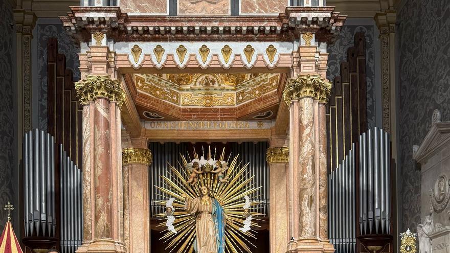 Las seis comisiones de Llíria celebran la ofrenda floral a la Virgen de la Asunción