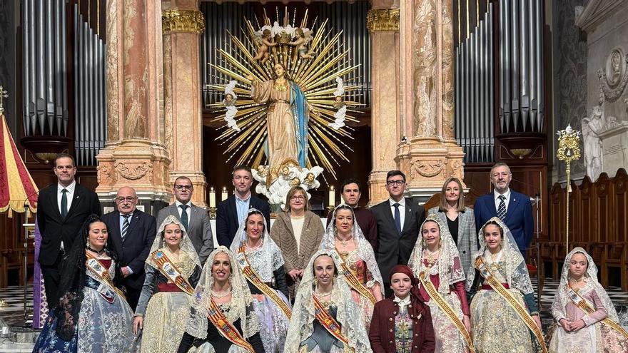 Las seis comisiones de Llíria celebran la ofrenda floral a la Virgen de la Asunción