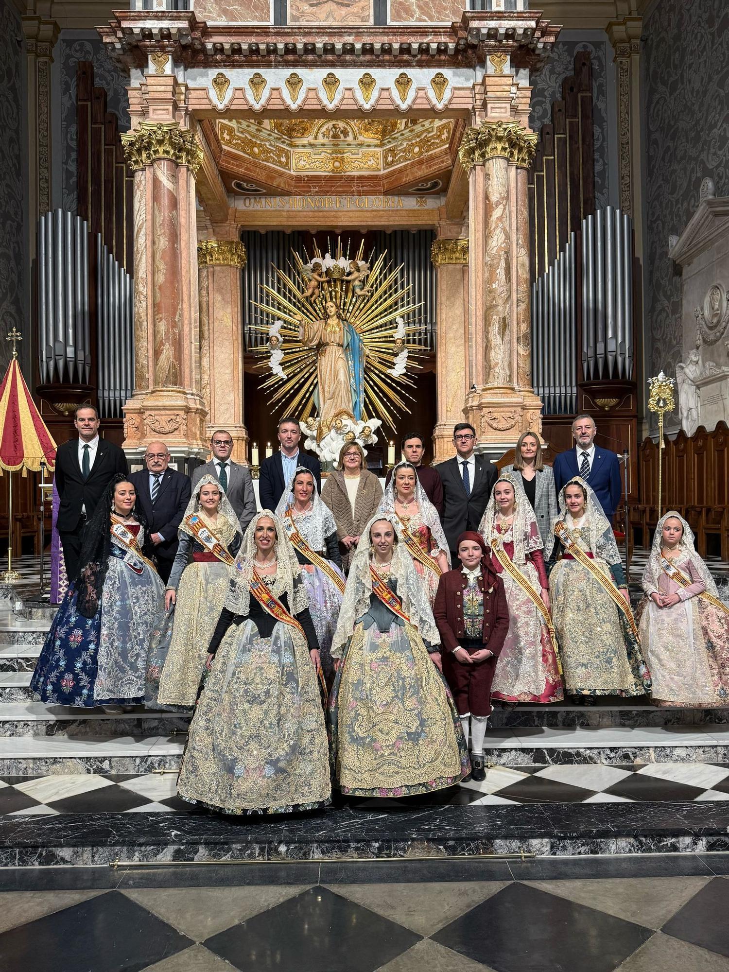 Las seis comisiones de Llíria celebran la ofrenda floral a la Virgen de la Asunción