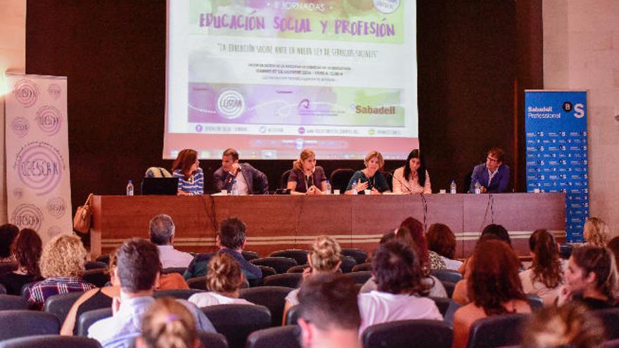 La mesa política de las II Jornadas de Educación Social y Profesión, ayer, impulsadas por el Ceescan.