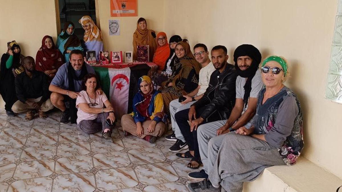 Palma Aparicio, primera por la derecha, con otros integrantes de la red de bibliotecas de la asociación Bubisher en los campamentos de refugiados saharauis