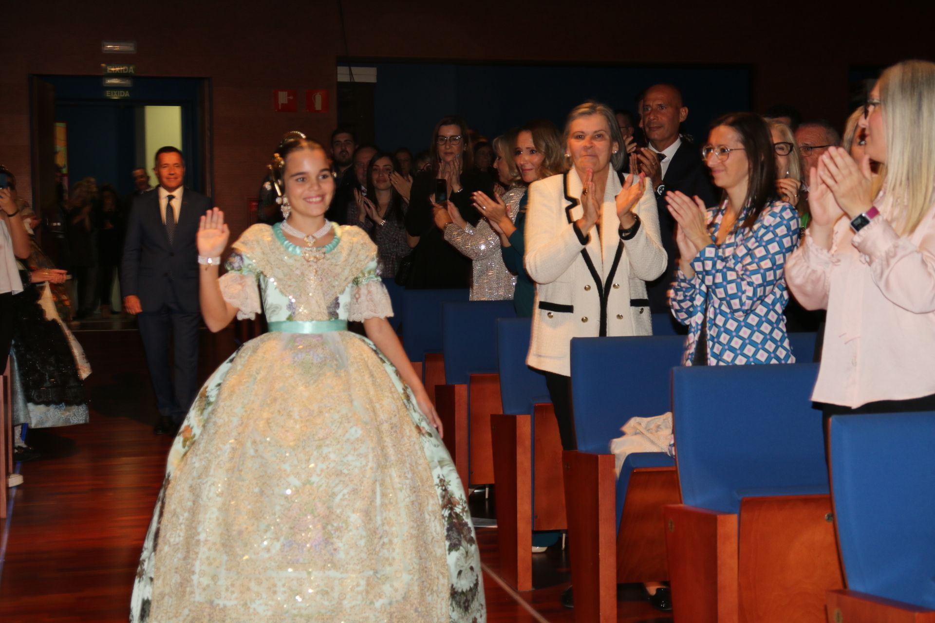 Así ha sido, en imágenes, la exaltación de la reina fallera infantil de Burriana, Anna Solà