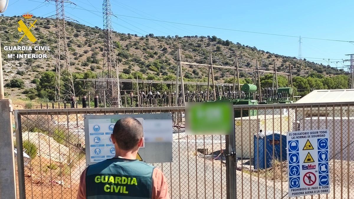 Un agente de la Guardia Civil en un momento de la operación.